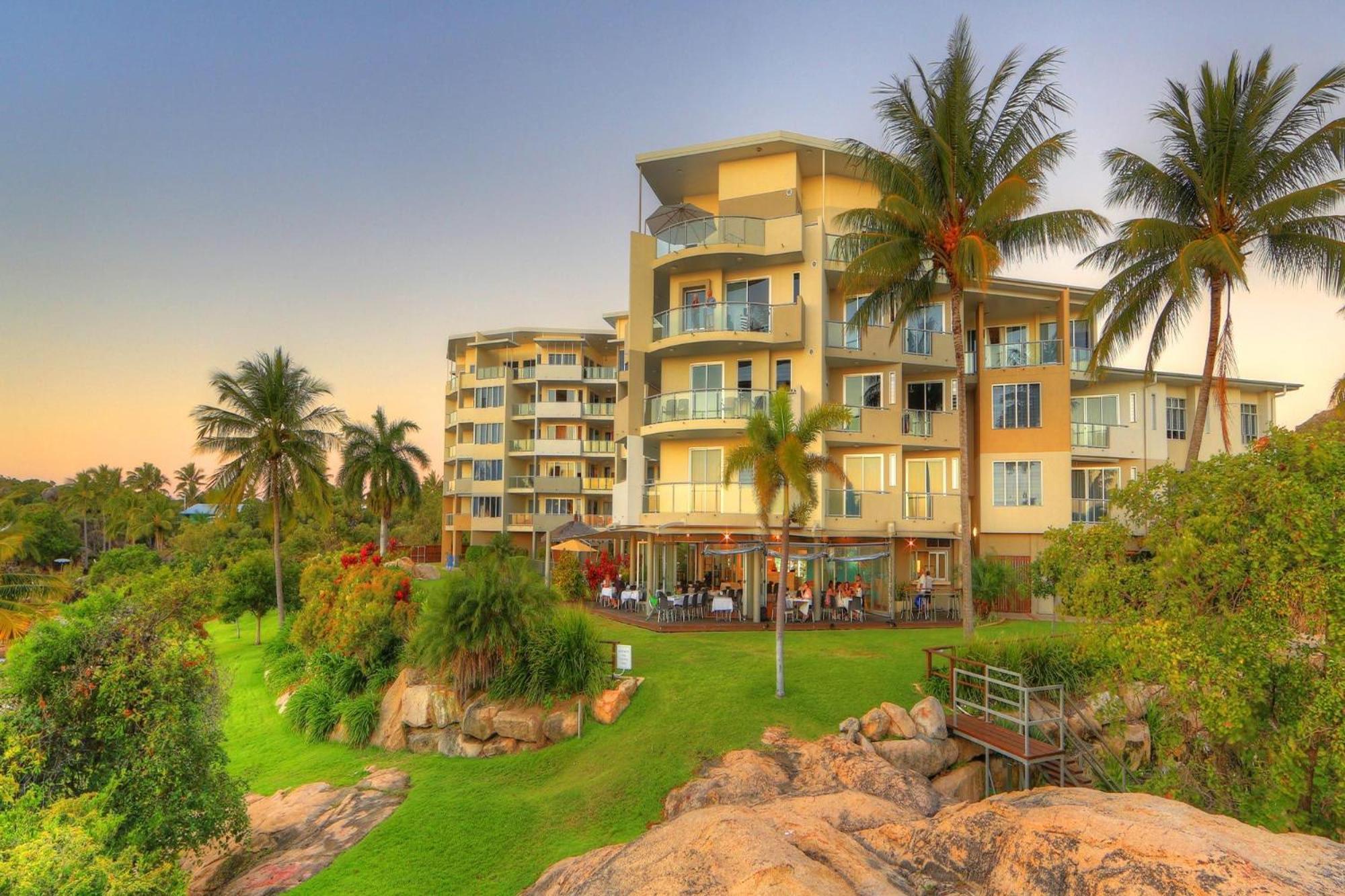 Coral Cove Apartments - Absolute Beachfront Resort Bowen Extérieur photo