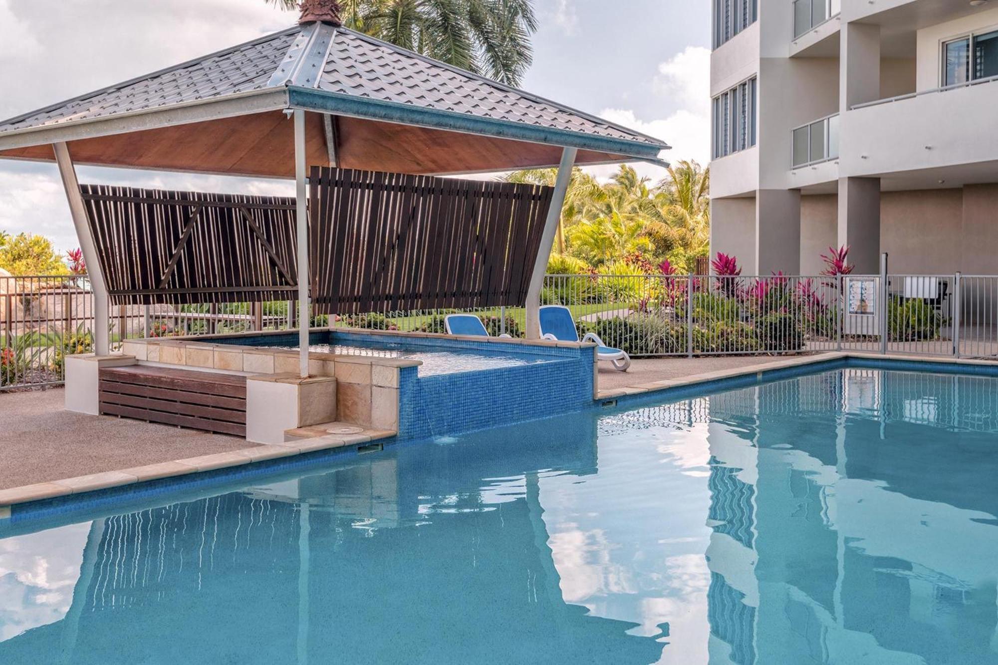 Coral Cove Apartments - Absolute Beachfront Resort Bowen Extérieur photo