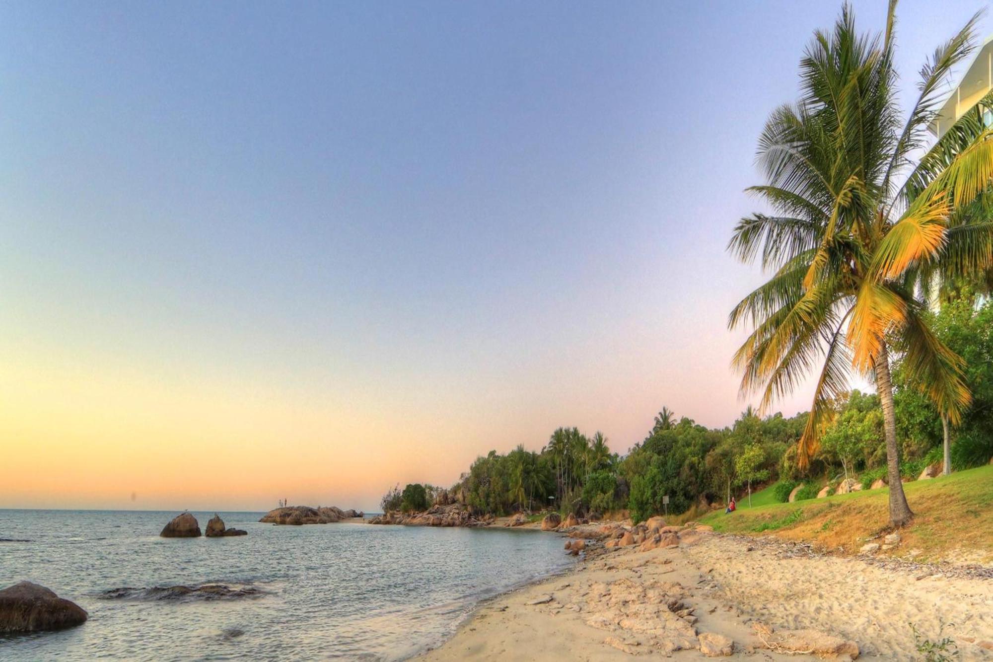 Coral Cove Apartments - Absolute Beachfront Resort Bowen Extérieur photo