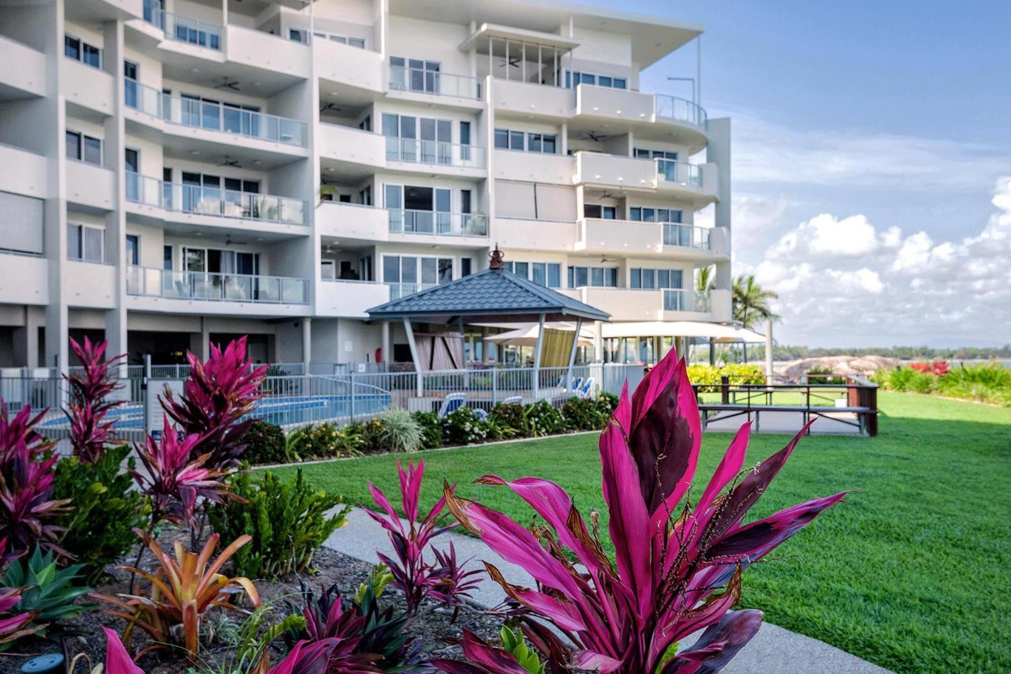 Coral Cove Apartments - Absolute Beachfront Resort Bowen Extérieur photo