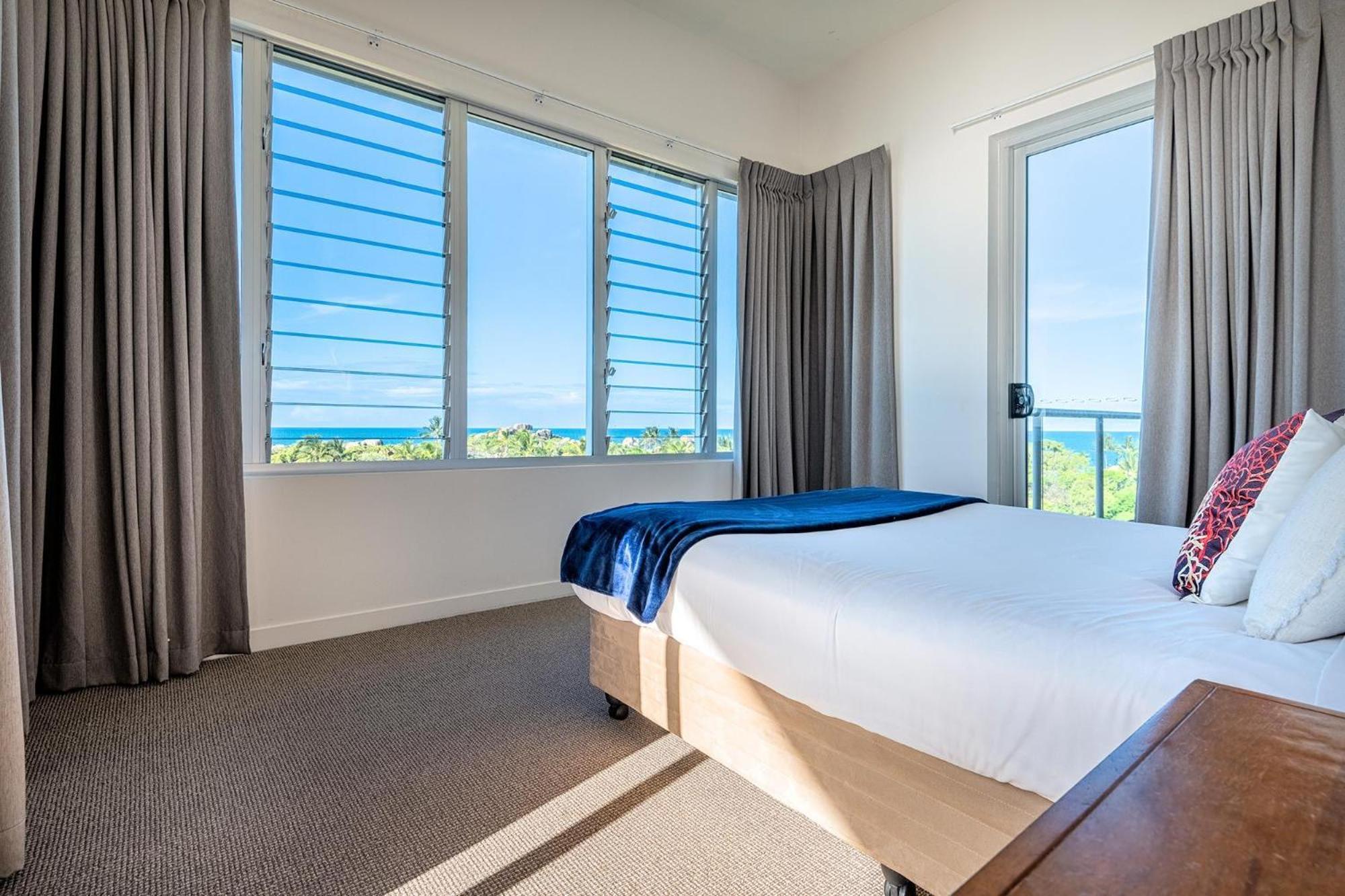 Coral Cove Apartments - Absolute Beachfront Resort Bowen Extérieur photo