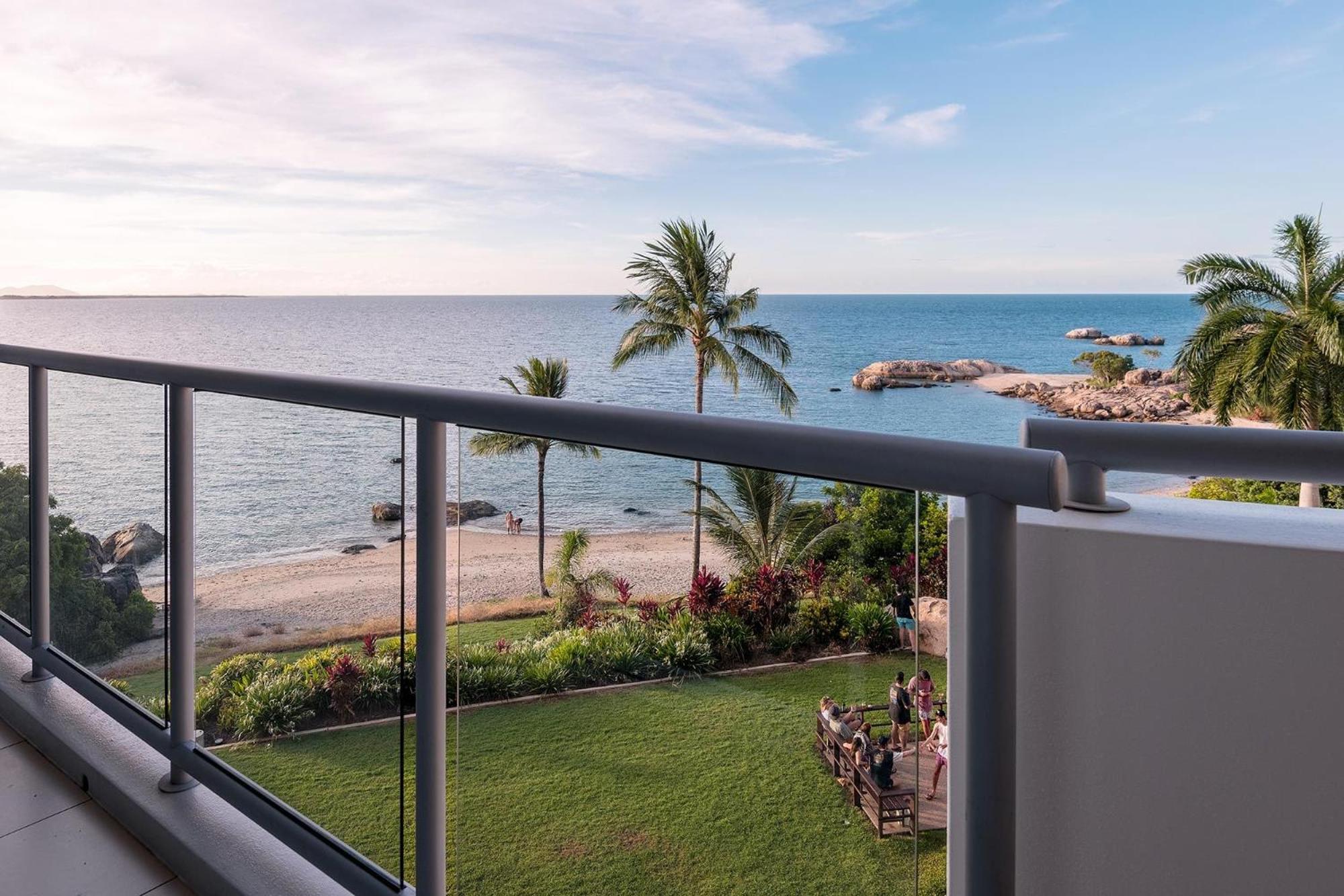 Coral Cove Apartments - Absolute Beachfront Resort Bowen Extérieur photo