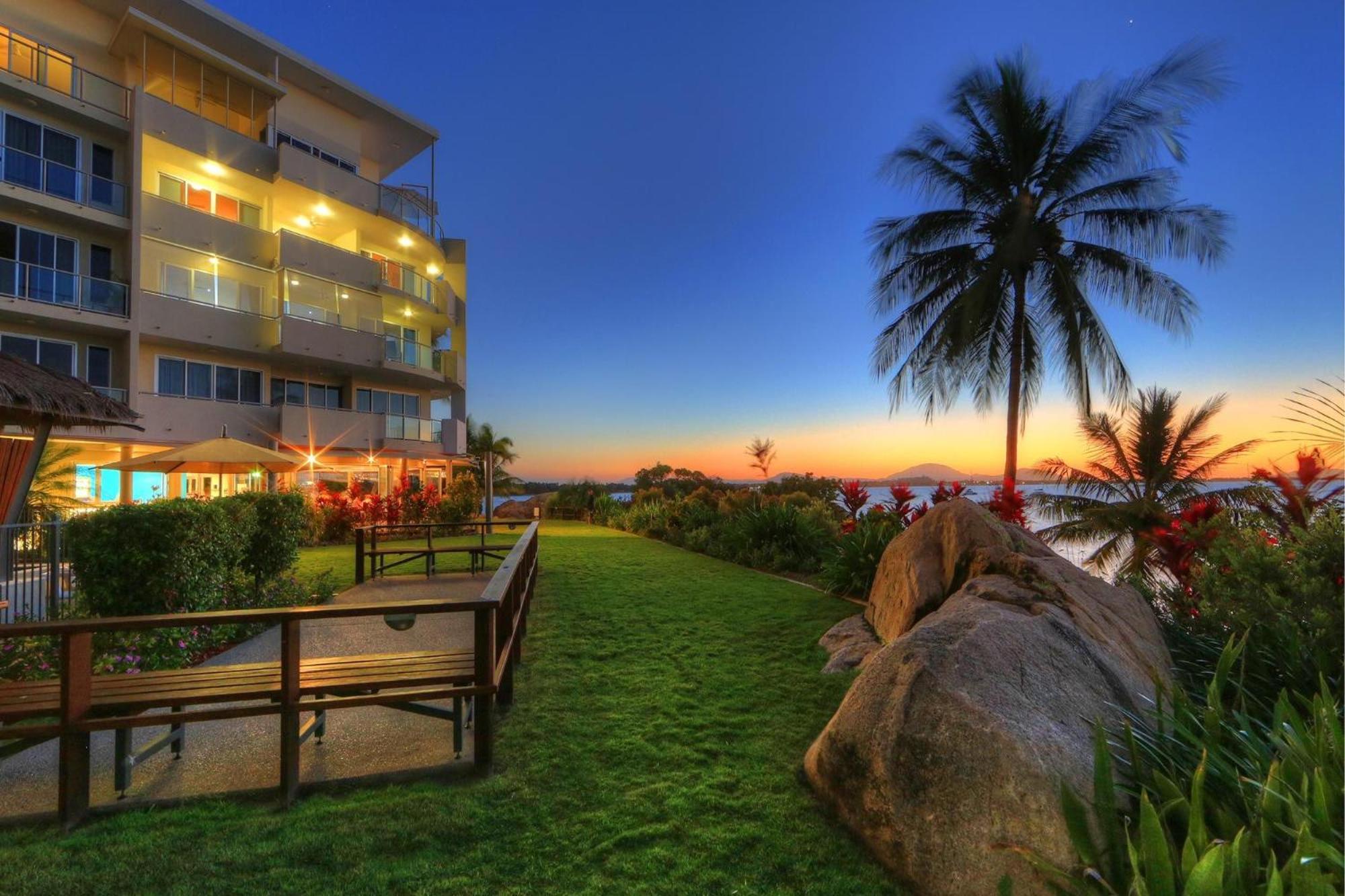 Coral Cove Apartments - Absolute Beachfront Resort Bowen Extérieur photo