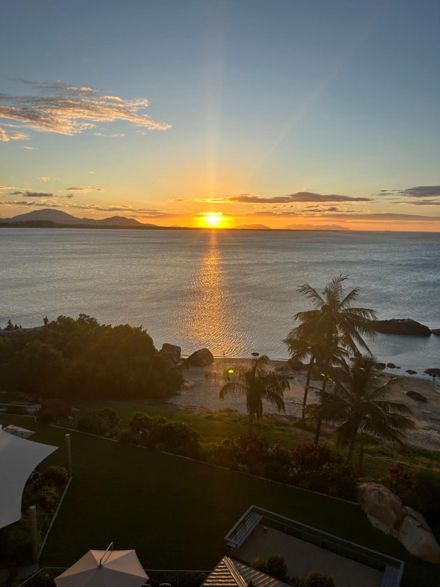 Coral Cove Apartments - Absolute Beachfront Resort Bowen Extérieur photo