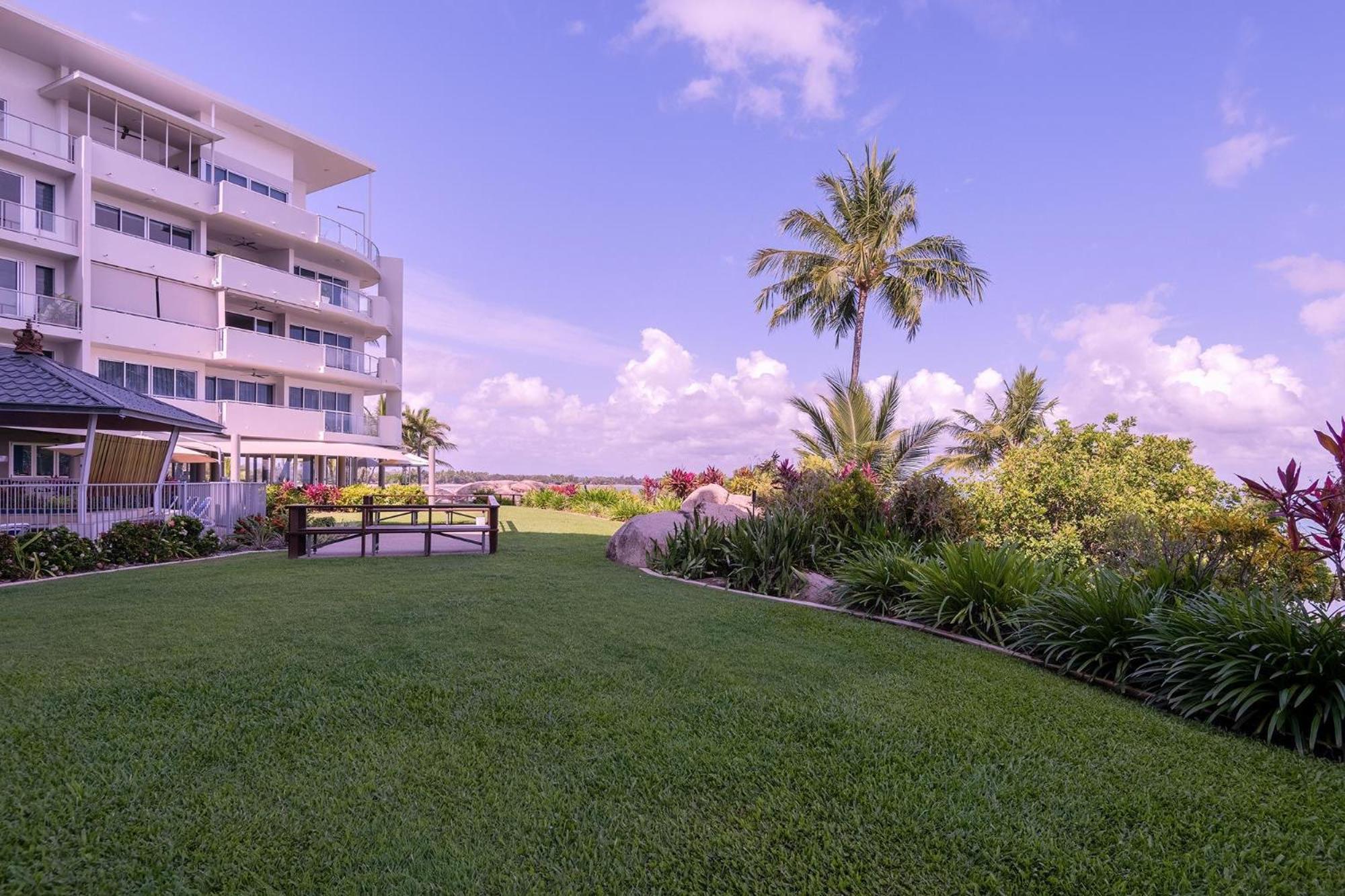 Coral Cove Apartments - Absolute Beachfront Resort Bowen Extérieur photo