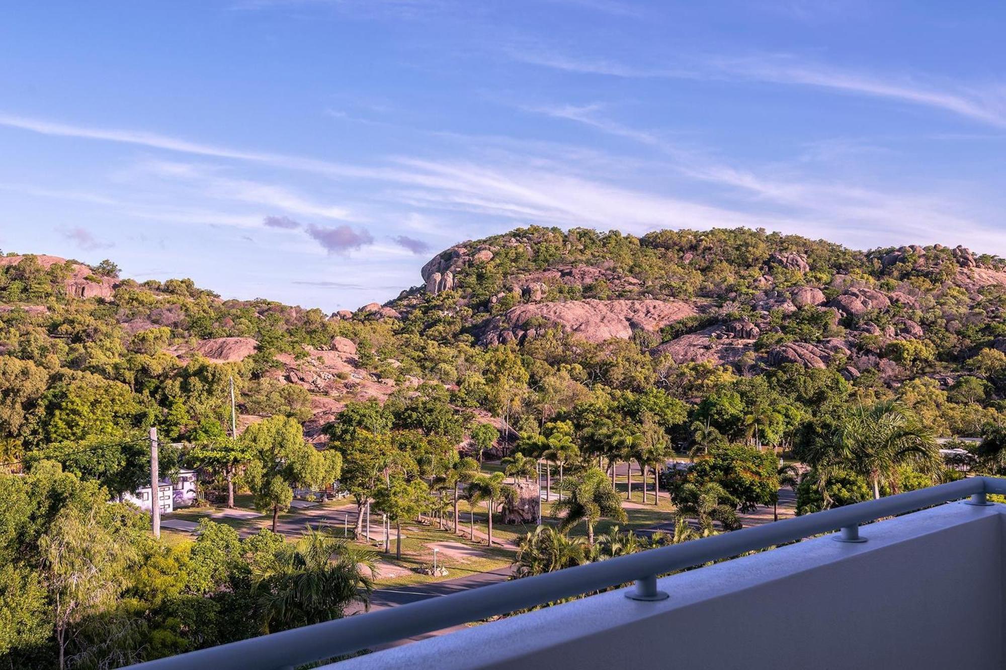 Coral Cove Apartments - Absolute Beachfront Resort Bowen Extérieur photo